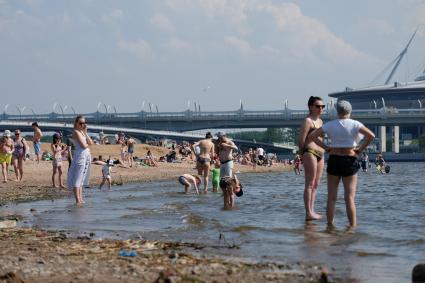 Санкт-Петербург. Горожане на пляже  парка  имени 300-летия Петербурга после отмены самоизоляции , введеной из-за эпидемии коронавируса.