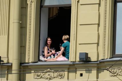 Санкт-Петербург. Девушки сидят на подоконнике.
