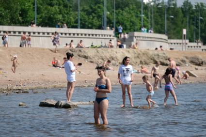 Санкт-Петербург. Горожане на пляже после отмены самоизоляции , введеной из-за эпидемии коронавируса.