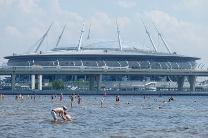 Санкт-Петербург. Горожане на пляже  у Крестовского острова после отмены самоизоляции , введеной из-за эпидемии коронавируса.