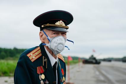 Санкт-Петербург.	 93-летний фронтовик, ветеран войны  Михаил Бибик
во время репетиции парада в честь 75-летия Победы в Великой Отечественной войне на полигоне Горелово.