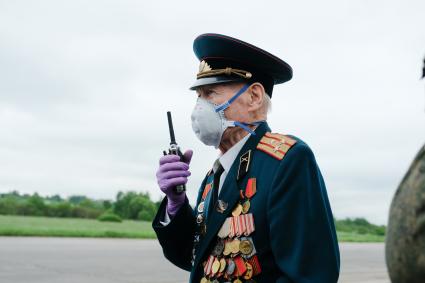 Санкт-Петербург.	 93-летний фронтовик, ветеран войны  Михаил Бибик
во время репетиции парада в честь 75-летия Победы в Великой Отечественной войне на полигоне Горелово.