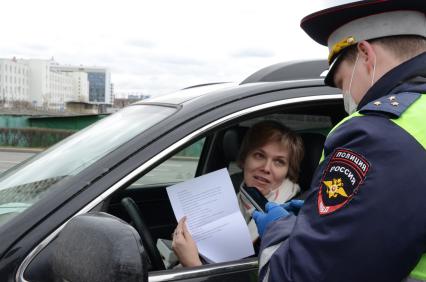 Москва. Инспектор ДПС проверяет цифровой пропуск у водителя в связи с введением дополнительных ограничений из-за распространения коронавируса COVID-19.