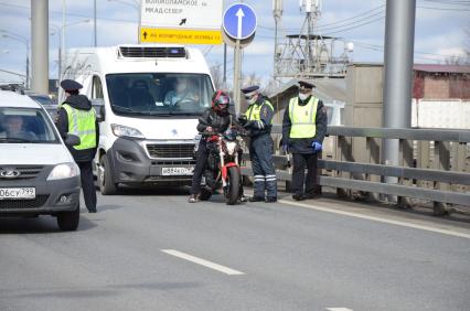 Москва. Инспектор ДПС проверяет цифровой пропуск у водителя в связи с введением дополнительных ограничений из-за распространения коронавируса COVID-19.