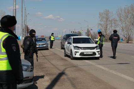 Красноярск. Сотрудники ДПС проверяют документы у водителей  на въезде в город в связи с введением дополнительных ограничений из-за распространения коронавируса COVID-19.