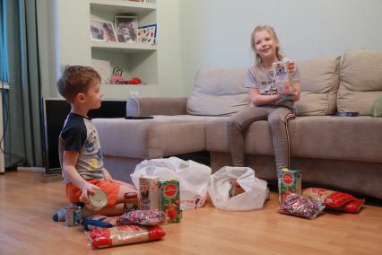 Красноярск. Ученики школ, имеющие льготы, получат продуктовые наборы во время дистанционного обучения, в период пандемии коронавируса.