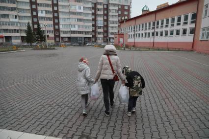 Красноярск. Ученики школ, имеющие льготы, получат продуктовые наборы во время дистанционного обучения,  в период пандемии коронавируса.