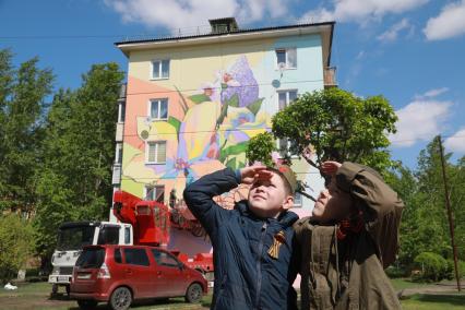 Красноярск. Художники ко Дню Победы украсили фасад пятиэтажки по улице Западная в рамках фестиваля уличного искусства  `Крась`.