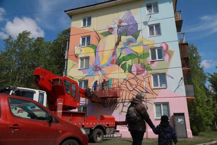 Красноярск. Художники ко Дню Победы украсили фасад пятиэтажки по улице Западная в рамках фестиваля уличного искусства  `Крась`.