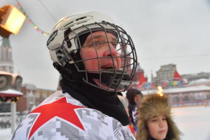 Москва.  Актер Денис Матросов ( в центре)  во время гала-матча по хоккею с мячом между сборными командами артистов театра и кино `Комар` и Ассоциации любительского хоккея `А-линия`на ГУМ-катке на Красной площади  в рамках финального этапа   турнира на приз  Святейшего Патриарха Московского и всея Руси .