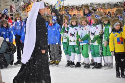 Москва. Митрополит Мурманский и Мончегорский Митрофан (Баданин)  открывает гала-матч по хоккею с мячом между сборными командами артистов театра и кино `Комар` и Ассоциации любительского хоккея `А-линия`на ГУМ-катке на Красной площади в рамках финального этапа   турнира на приз  Святейшего Патриарха Московского и всея Руси .