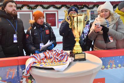 Москва. Кубок и медали участников матча по хоккею с мячом между сборными командами артистов театра и кино `Комар` и Ассоциации любительского хоккея `А-линия`на ГУМ-катке на Красной площади в рамках финального этапа турнира на приз Святейшего Патриарха Московского и всея Руси .