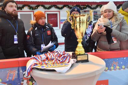 Москва. Кубок и медали  участников матча по хоккею с мячом между сборными командами артистов театра и кино `Комар` и Ассоциации любительского хоккея `А-линия`на ГУМ-катке на Красной площади  в рамках финального этапа   турнира на приз  Святейшего Патриарха Московского и всея Руси .