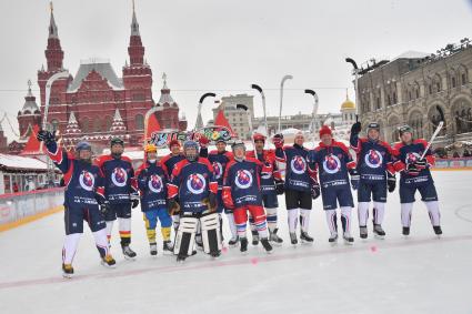 Москва.   Перед началом матча по хоккею с мячом между сборными командами артистов театра и кино `Комар` и Ассоциации любительского хоккея `А-линия`на ГУМ-катке на Красной площади  в рамках финального этапа   турнира на приз  Святейшего Патриарха Московского и всея Руси .