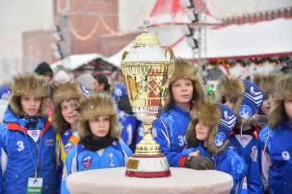 Москва. Участники соревнований во время торжественной церемонии на ГУМ-катке на Красной площади в рамках финального этапа XI турнира на призы Святейшего Патриарха Московского и всея Руси по хоккею с мячом