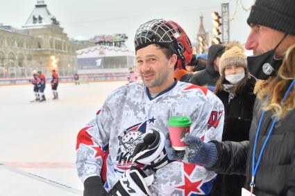 Москва.   Дмитрий Сычев  во время  матча по хоккею с мячом между сборными командами артистов театра и кино `Комар` и Ассоциации любительского хоккея `А-линия`на ГУМ-катке на Красной площади в рамках финального этапа   турнира на приз  Святейшего Патриарха Московского и всея Руси .