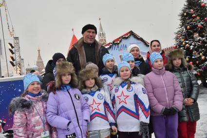 Москва. Член  исполкома Федерации бенди Николай Валуев   перед началом матча по хоккею с мячом между сборными командами артистов театра и кино `Комар` и Ассоциации любительского хоккея `А-линия`на ГУМ-катке на Красной площади в рамках финального этапа   турнира на приз  Святейшего Патриарха Московского и всея Руси .