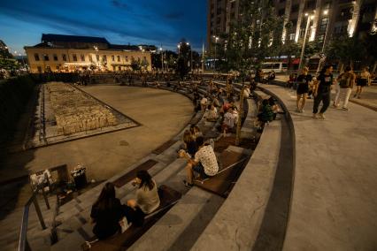 Москва.   Молодые люди собираются в общественном пространстве `Яма `на Хохловской площади  после отмены режима самоизоляции.