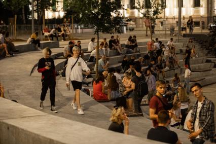 Москва.   Молодые люди собираются в общественном пространстве `Яма `на Хохловской площади  после отмены режима самоизоляции.