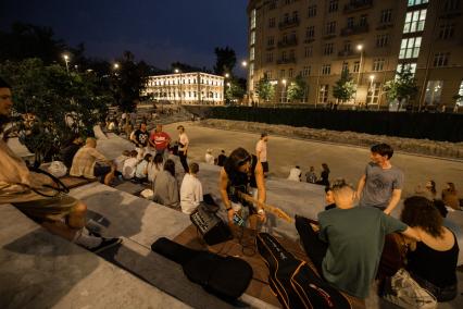 Москва.   Молодые люди собираются в общественном пространстве `Яма `на Хохловской площади  после отмены режима самоизоляции.