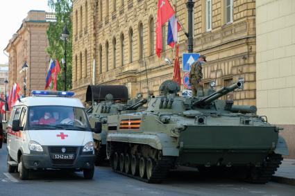 Санкт-Петербург.   Военная техника перед началом  парада, посвященного 75-й годовщине Победы в Великой Отечественной войне, на Дворцовой площади.