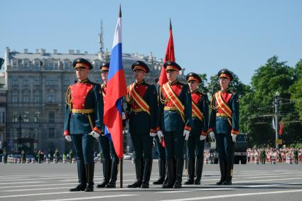 Санкт-Петербург.  Знаменосцы перед началом парада, посвященного 75-й годовщине Победы в Великой Отечественной войне, на Дворцовой площади.