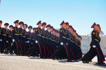 Санкт-Петербург.   Военнослужащие парадных расчетов во время парада, посвященного 75-й годовщине Победы в Великой Отечественной войне, на Дворцовой площади.