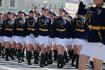 Санкт-Петербург. Военнослужащие  во время парада, посвященного 75-й годовщине Победы в Великой Отечественной войне, на Дворцовой площади.