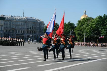 Санкт-Петербург.  Знаменосцы во время парада, посвященного 75-й годовщине Победы в Великой Отечественной войне, на Дворцовой площади.