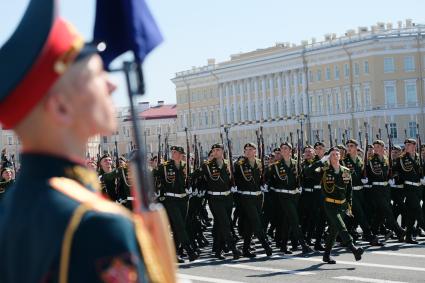 Санкт-Петербург. Военнослужащие  во время парада, посвященного 75-й годовщине Победы в Великой Отечественной войне, на Дворцовой площади.