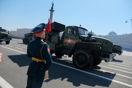 Санкт-Петербург. Военная техника  во время парада, посвященного 75-й годовщине Победы в Великой Отечественной войне, на Дворцовой площади.