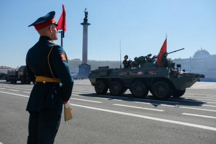 Санкт-Петербург. Военная техника  во время парада, посвященного 75-й годовщине Победы в Великой Отечественной войне, на Дворцовой площади.