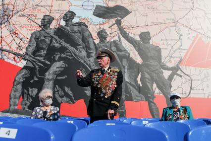 Санкт-Петербург.  Ветераны ВОВ на трибунах  во время парада, посвященного 75-й годовщине Победы в Великой Отечественной войне, на Дворцовой площади.