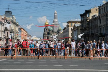 Санкт-Петербург.  Зрители во время парада, посвященного 75-й годовщине Победы в Великой Отечественной войне.