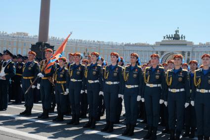 Санкт-Петербург.  Учащиеся Санкт-Петербургского университета Государственной противопожарной службы МЧС России во время парада, посвященного 75-й годовщине Победы в Великой Отечественной войне, на Дворцовой площади.