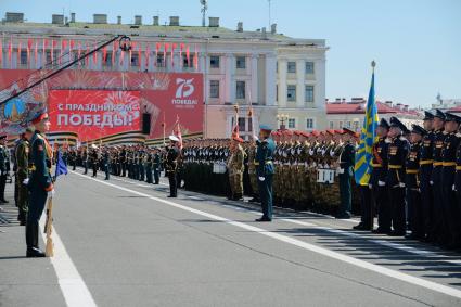 Санкт-Петербург.   Участники  парада, посвященного 75-й годовщине Победы в Великой Отечественной войне, на Дворцовой площади.