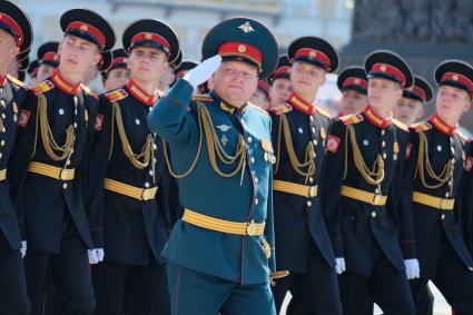 Санкт-Петербург.   Военнослужащие парадных расчетов во время   парада, посвященного 75-й годовщине Победы в Великой Отечественной войне, на Дворцовой площади.