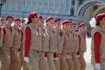 Санкт-Петербург.  Отряд юнармейцев во время   парада, посвященного 75-й годовщине Победы в Великой Отечественной войне, на Дворцовой площади.