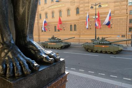 Санкт-Петербург.  Танки Т-72 перед началом парада,  посвященного 75-й годовщине Победы в Великой Отечественной войне, на Дворцовой площади.