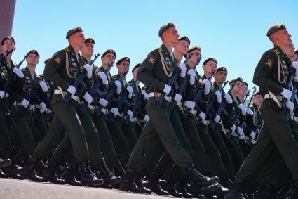 Санкт-Петербург. Военнослужащие  во время парада, посвященного 75-й годовщине Победы в Великой Отечественной войне, на Дворцовой площади.