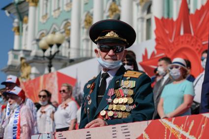 Санкт-Петербург.  Ветеран ВОВ Василий Шапочкин (95 лет)  во время парада, посвященного 75-й годовщине Победы в Великой Отечественной войне, на Дворцовой площади.