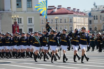 Санкт-Петербург. Военнослужащие  во время парада, посвященного 75-й годовщине Победы в Великой Отечественной войне, на Дворцовой площади.