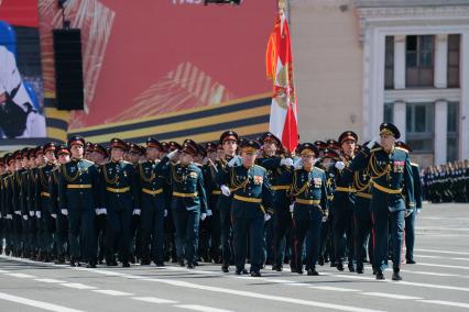 Санкт-Петербург. Военнослужащие  во время парада, посвященного 75-й годовщине Победы в Великой Отечественной войне, на Дворцовой площади.