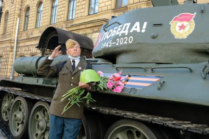 Санкт-Петербург. Мужчина фотографируется у танка Т-34 еред началом парада, посвященного 75-й годовщине Победы в Великой Отечественной войне, на Дворцовой площади.