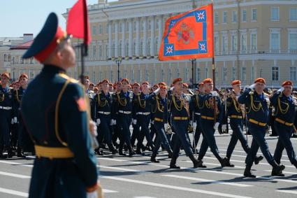 Санкт-Петербург. Военнослужащие  во время парада, посвященного 75-й годовщине Победы в Великой Отечественной войне, на Дворцовой площади.