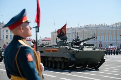 Санкт-Петербург. Военная техника  во время парада, посвященного 75-й годовщине Победы в Великой Отечественной войне, на Дворцовой площади.