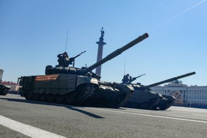 Санкт-Петербург. Танки Т-72  во время парада, посвященного 75-й годовщине Победы в Великой Отечественной войне, на Дворцовой площади.