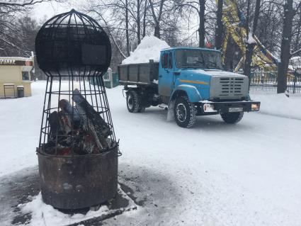 Москва.  Огонь для согрева в парке Сокольники.