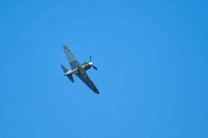 Новосибирск. Cоветский истребитель времен Великой Отечественной войны МиГ-3 во время воздушного Парада Победы летит над городом.