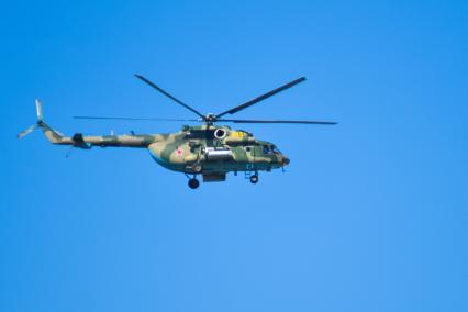 Новосибирск. Многоцелевой вертолет Ми-8МТ во время воздушного Парада Победы летит над городом.